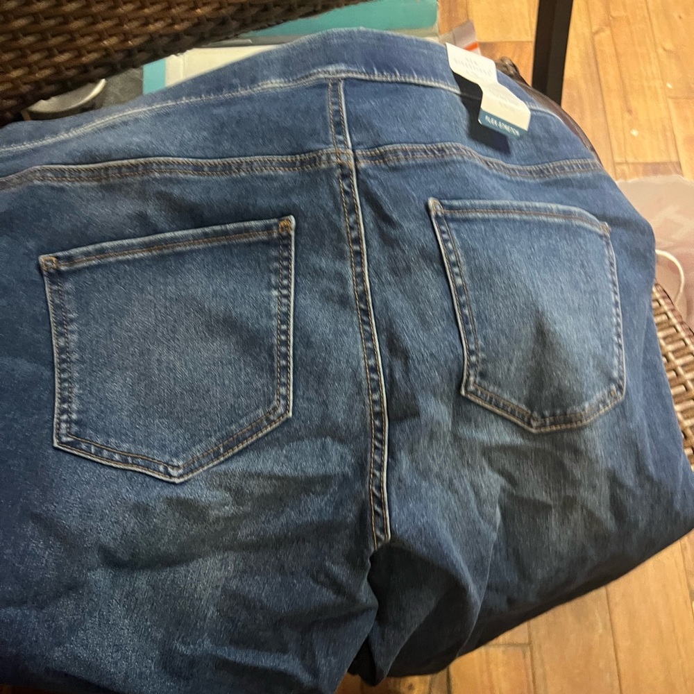 Capris NWT - Picture 6 of 8